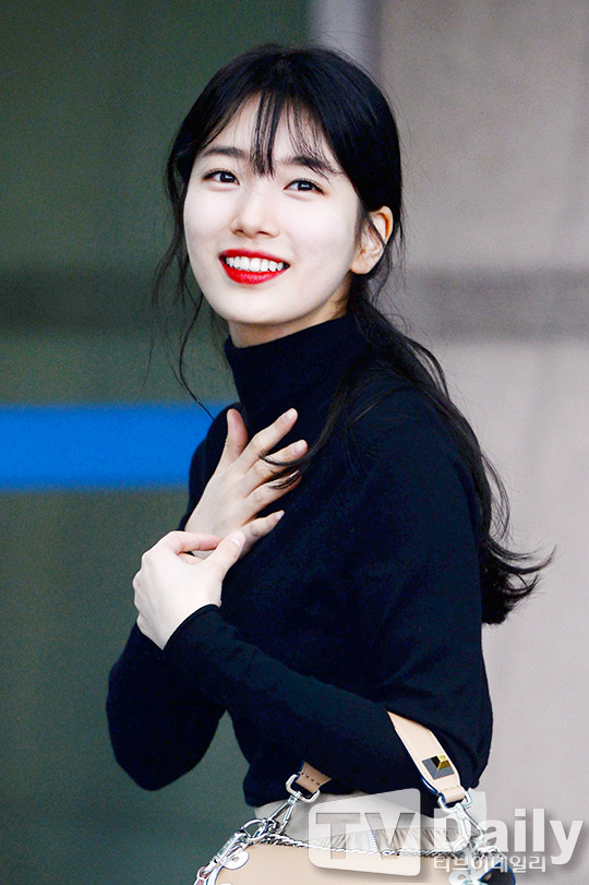청순 수지vs시크 크리스탈, 밀라노行 앞선 미모 대결 | 인스티즈