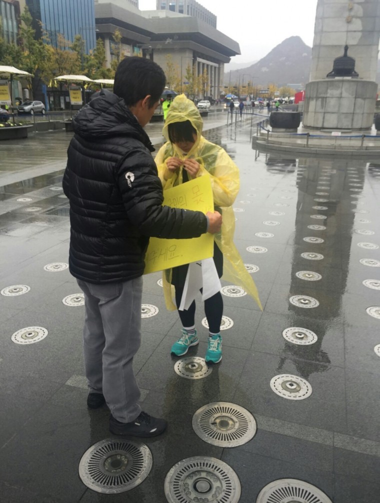 비맞는 1인시위를 본 어른의 행동 | 인스티즈