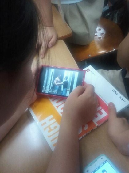 여고딩들이 쉬는시간에 열중해서 보는것 | 인스티즈