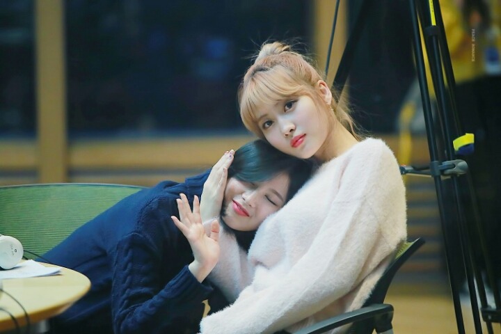 [트와이스] 헤드폰으로 장난치는 사나랑 모모 | 인스티즈