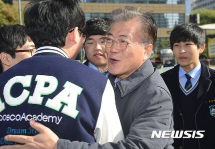 오늘자 광화문 방문한 문재인 | 인스티즈
