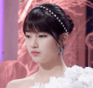 우는 팬 달래주는 수지.gif | 인스티즈