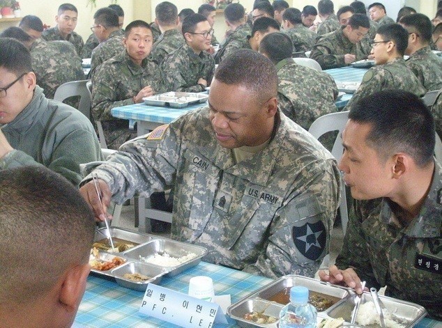 한국군 짬밥먹는 미군.jpg | 인스티즈