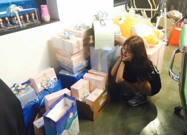 16살 연예인이 데뷔하면받는 조공.jpg | 인스티즈