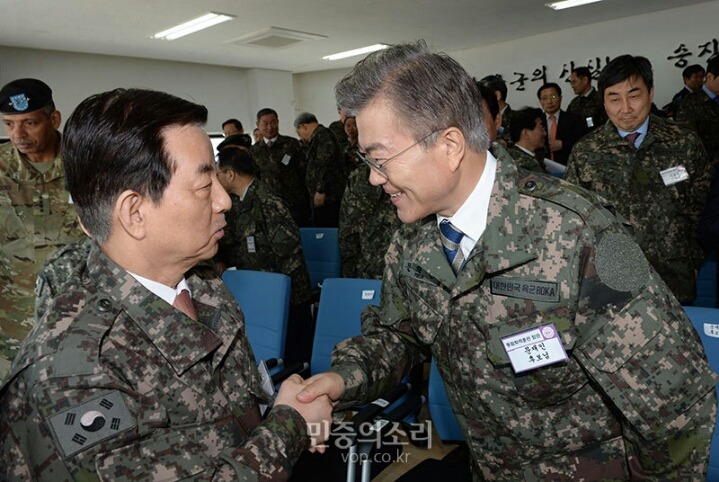 화력격멸훈련 참관하는 문재인 | 인스티즈