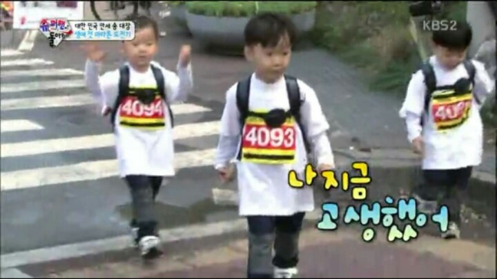 [슈퍼맨이돌아왔다] 무서워하는 만세를 데리러가는 민국이.jpg | 인스티즈