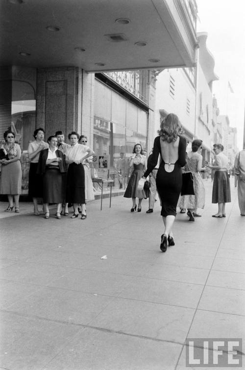 60년 전 등파인 드레스를 입고나갔을 때 사람들의 반응.jpg | 인스티즈