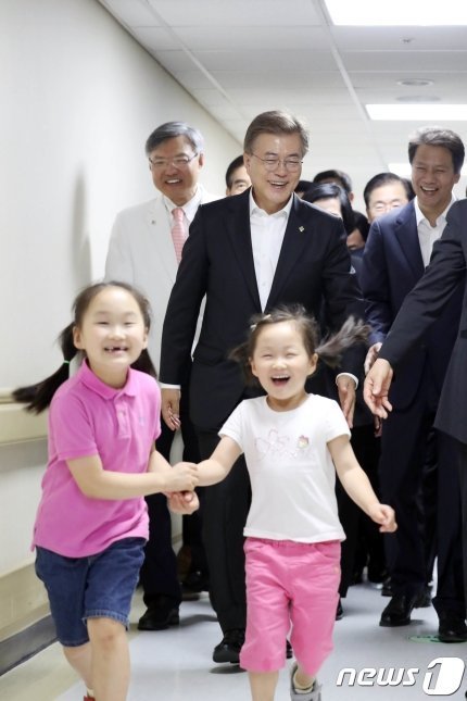 보훈병원에서 병실 방문 중 어린이를 만난 문재인 대통령 | 인스티즈