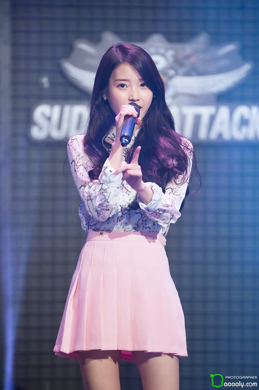 [16.03.01] 서든어택 챔스리그 결승전 축하공연 아이유 직찍.jpg | 인스티즈