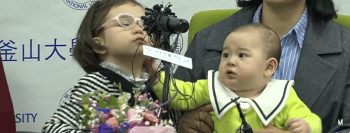 전세계에서 핫한 스타 BBC 방송사고 가족 공식 기자회견 짤.GIF | 인스티즈