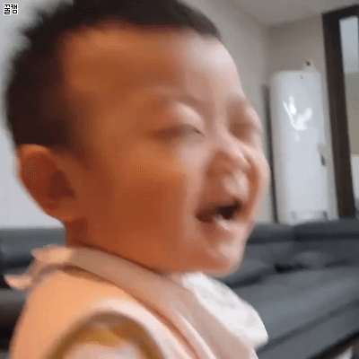 [이시안] 오늘자 윙크하는 대박이.jpgif | 인스티즈