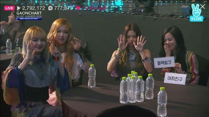 [블랙핑크] 물병 가지고 이상한짓 하는 지수.gif | 인스티즈