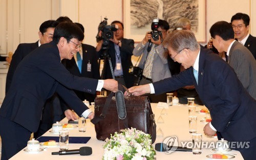 오늘 문재인 대통령과 김상조 공정위위원장 임명장 수여식 .jpg | 인스티즈