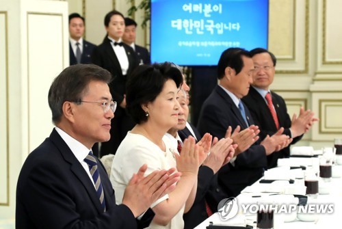 청와대 영빈관 들어서는 국가유공자 및 보훈 가족들 .jpg | 인스티즈