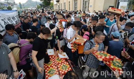 2014년 여름에 벌어졌던 이상한 투쟁.jpg | 인스티즈