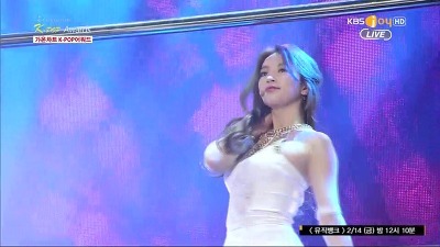 코디의 실수로 옷끈이 풀어진 방송사고를 수습하는 20살 수지 | 인스티즈