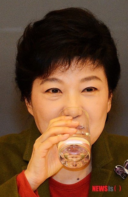 뷰티 유투버들 영상 볼때 꽤 많은이들이 신경쓰는것.jpg (사람에 따라 사진을 보고 놀랄수있음) | 인스티즈