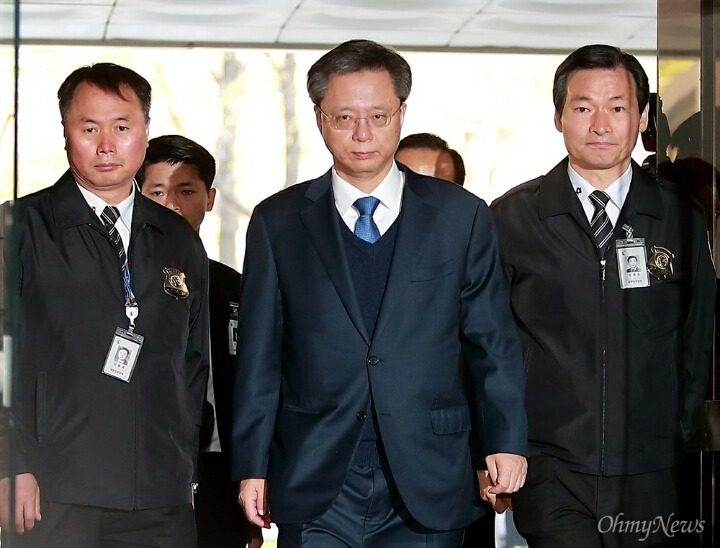 오늘자 우병우 법원 도착ㄷㄷㄷ | 인스티즈