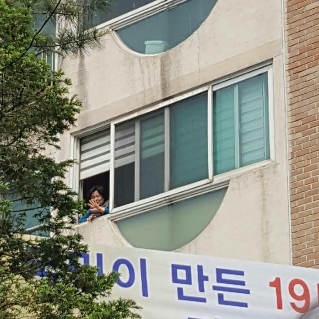오늘 등산복 차림 문재인 대통령과 기자들 그리고 영부인배웅 | 인스티즈