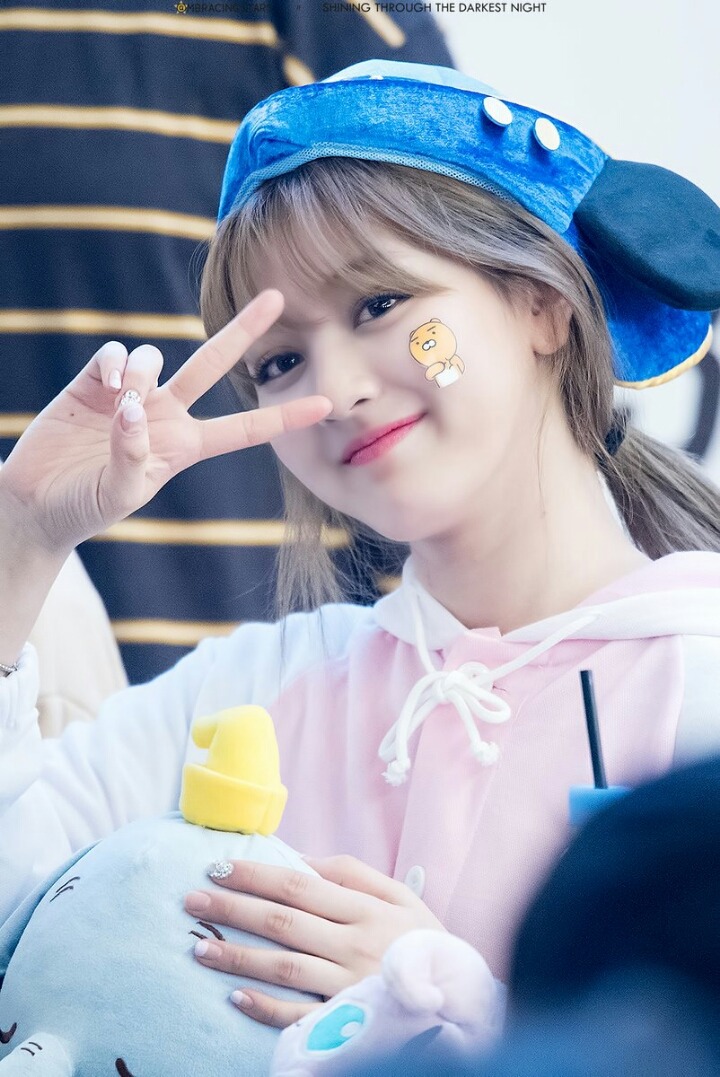 [트와이스] 지효:(폴짝)(줍줍)다혀나 이거 떨어져써... | 인스티즈
