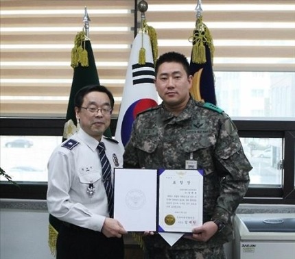 미용실에서 흉기로 손님들 위협하던 정신이상자 제압한 육군 대위 | 인스티즈