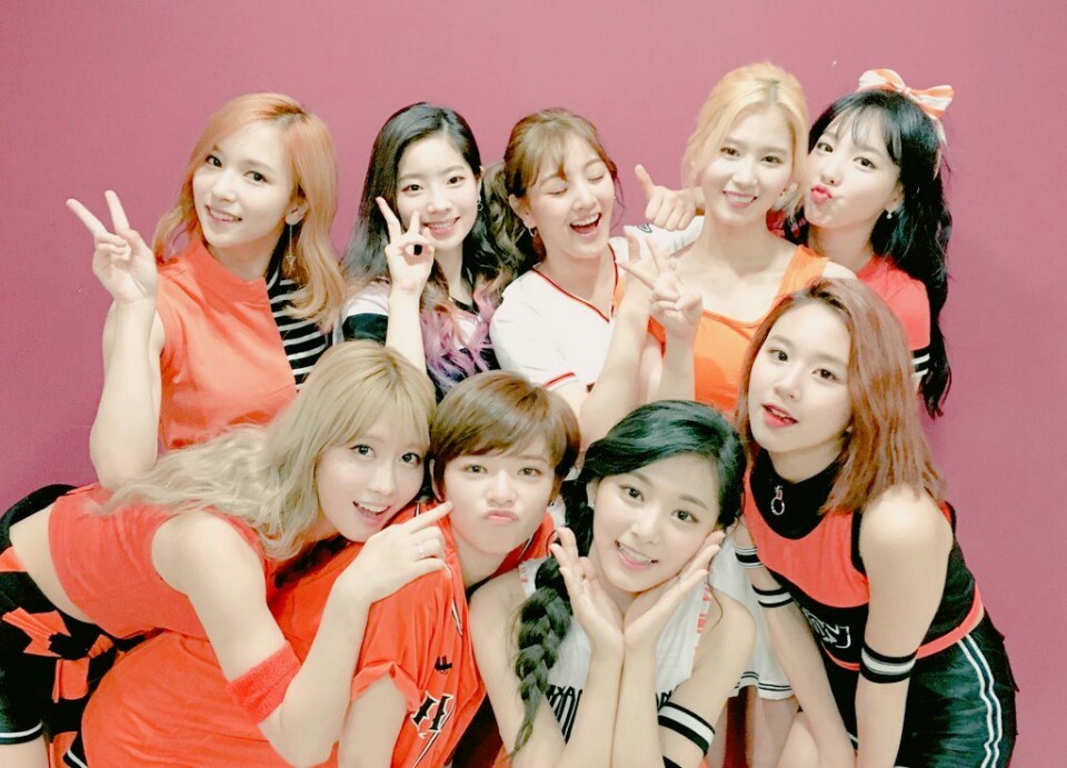 [트와이스] 1주년 기념 멤버 단체 짤 모음.jpg | 인스티즈