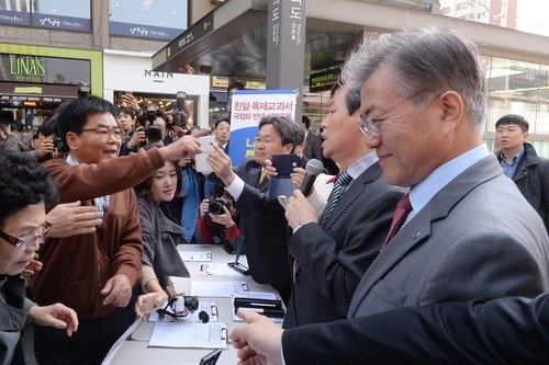 문재인 대표 서명운동에 출동한 어버이연합 | 인스티즈
