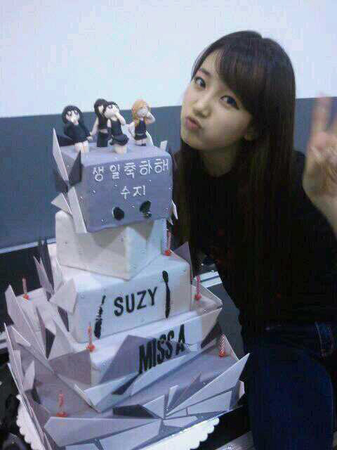 수지 20~23살 생일 .gif | 인스티즈