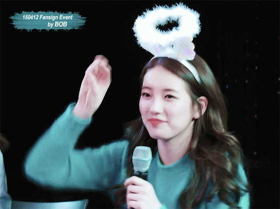 사인회에서 아이컨택 해주는 수지.gif | 인스티즈