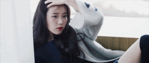 머리 넘기는 아이유 .gif | 인스티즈