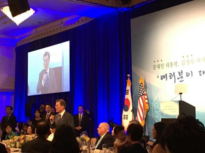 김경수, 한미정상회담을 성공적으로 마치고 귀국하는 대통령 전용기 안 입니다 | 인스티즈