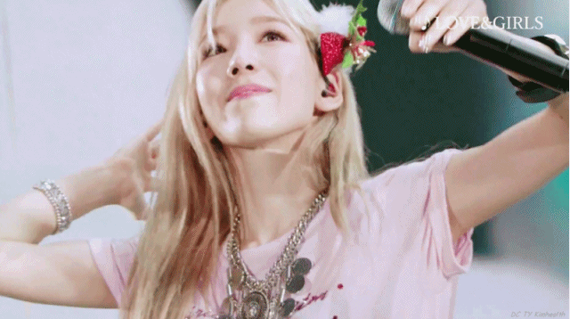 소시 태연이 자카르타 콘서트에서 몸 푸는 방법.gif | 인스티즈
