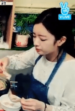 음식 만들어 먹는 에이핑크 초롱 보미.gif | 인스티즈