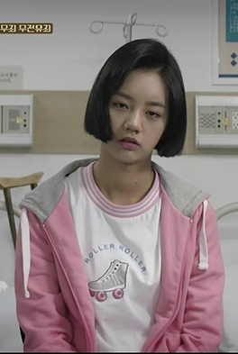 이렇게 같은 옷 계속 돌려입는 여자 주인공은 또 간만인듯..jpg | 인스티즈
