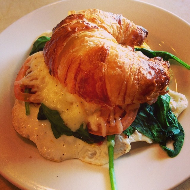 Croissant (크로와상) + Pain au Chocolat (뺑오쇼콜라) | 인스티즈