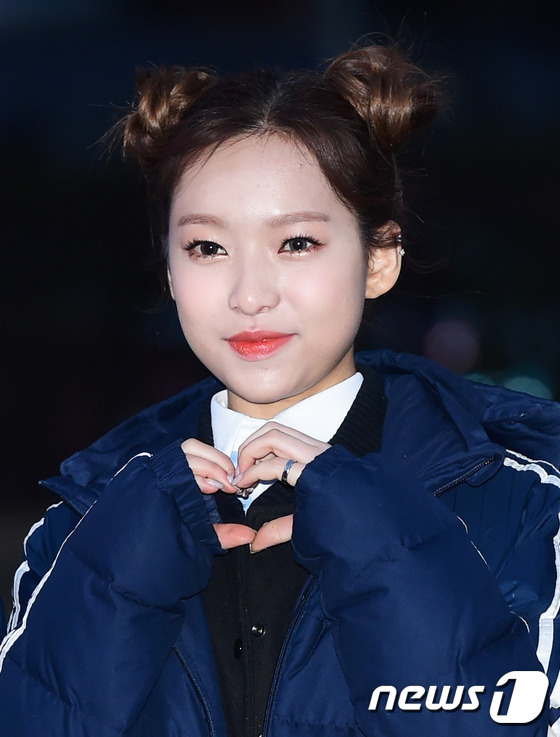 [에이프릴] 오늘자 예나, 나은 뮤뱅 출근길 jpg | 인스티즈