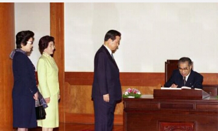 다른 나라 정상 옆에 서서 비굴하게 결재 받고 있는 대통령? | 인스티즈
