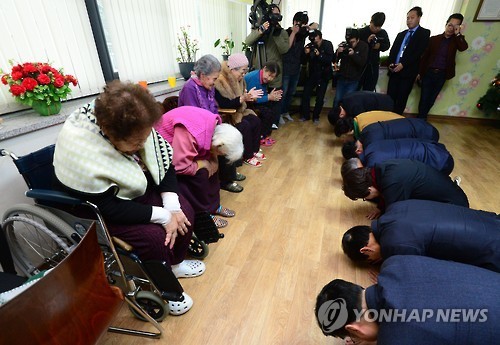 오늘 나눔의 집을 방문하여 위안부 피해자 할머니들을 위로하는 문재인 대표 | 인스티즈