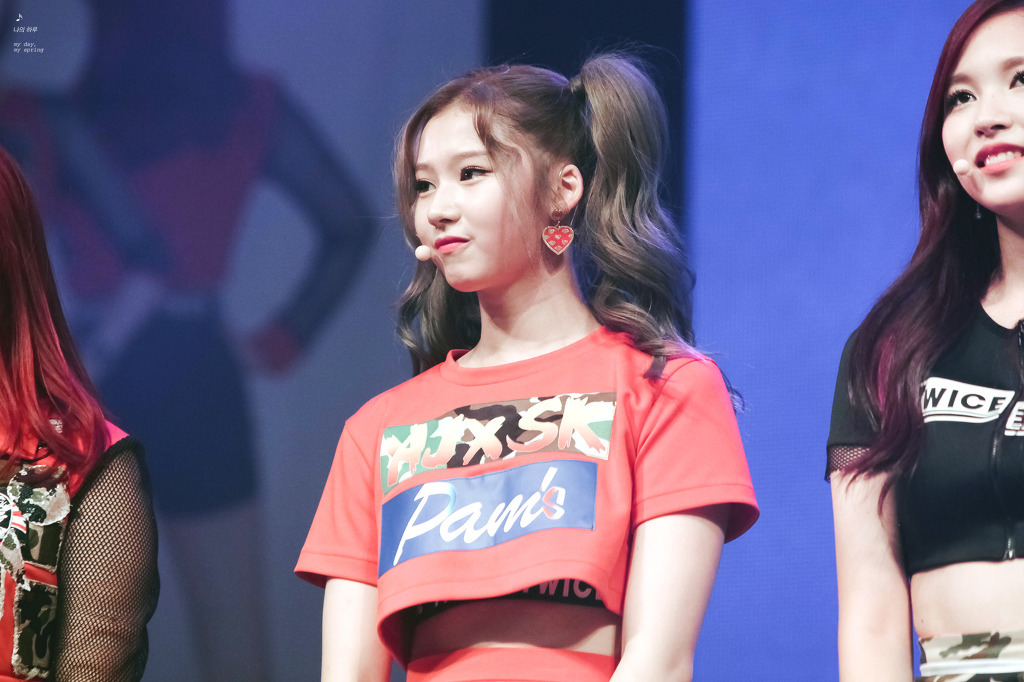 매일 헤어스타일이 바뀌는 트와이스 사나.jpg | 인스티즈