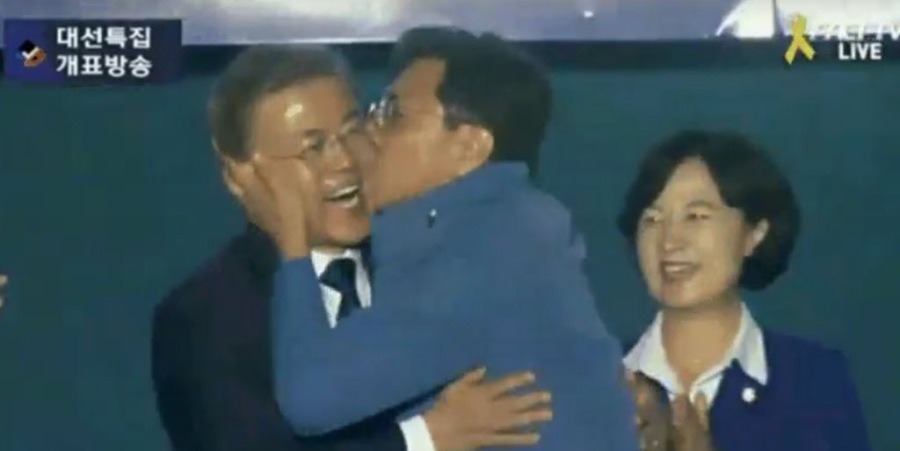 문재인의 동성애 반대 발언에 항의하는 안희정.jpg | 인스티즈