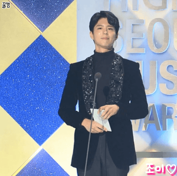 서가대 시상하러 나온 박보검 ㄷㄷ.gif | 인스티즈