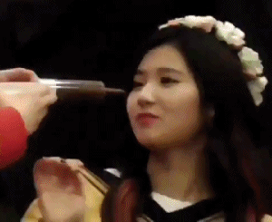 초코주사 받아먹는 사나.gif | 인스티즈