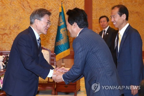 IOC 위원장 만난 문대통령.jpg | 인스티즈