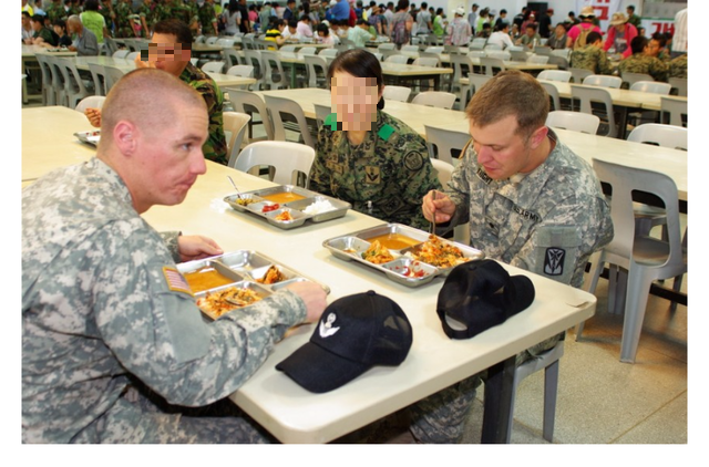 한국 군대밥을 먹어보는 미군들.jpg | 인스티즈