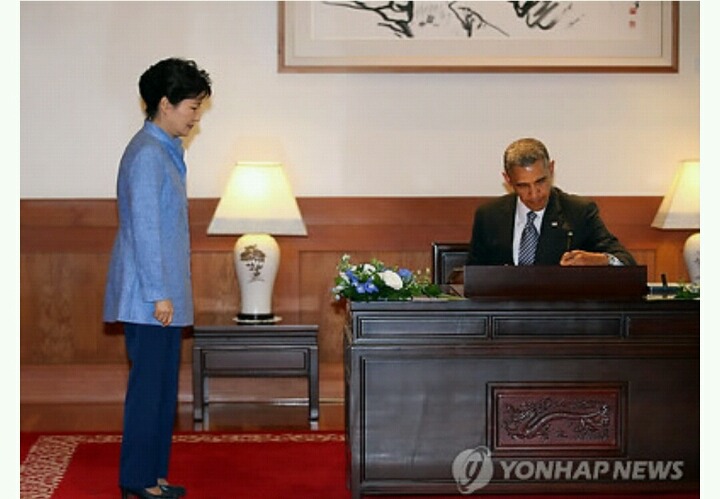 다른 나라 정상 옆에 서서 비굴하게 결재 받고 있는 대통령? | 인스티즈