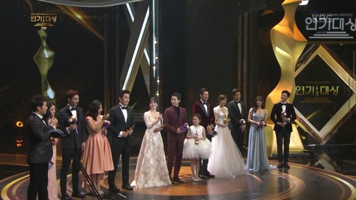 [KBS연기대상] 오지호와 베스트커플상 타러 나와서 송중기만 바라보는 아역배우 허정은.jpg | 인스티즈