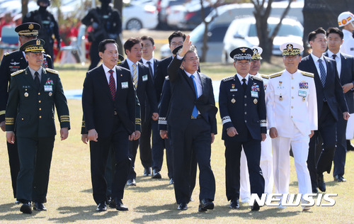 국군의날 사열하는 문재인 대통령 | 인스티즈