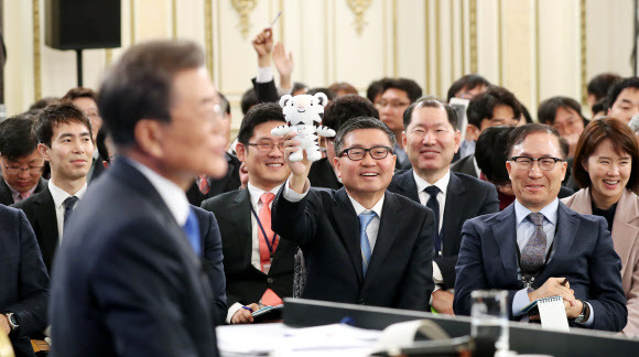 문재인 대통령 신년 기자회견에 참석한 수호랑 | 인스티즈