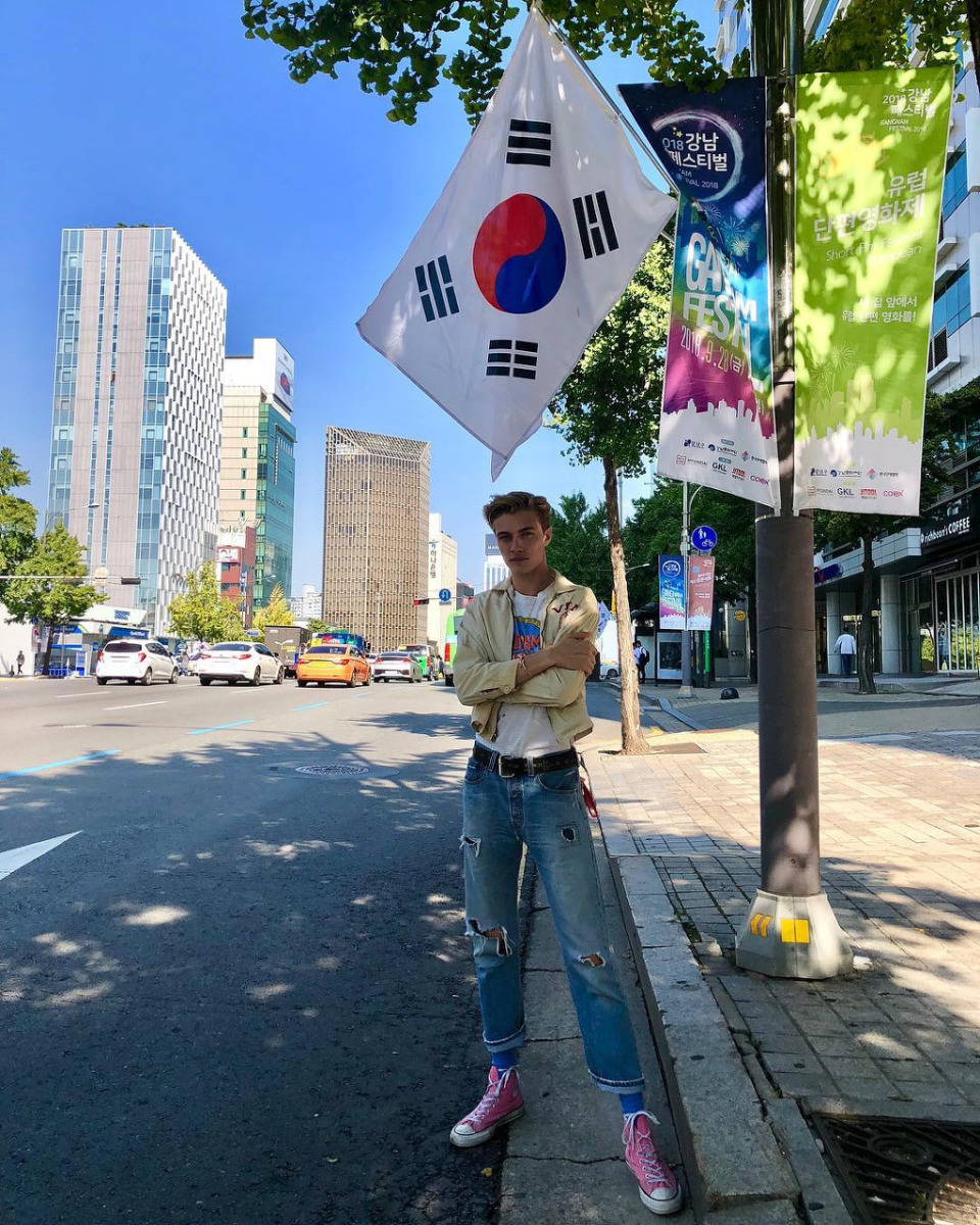 모델 럭키 블루 스미스 한국에서.jpg | 인스티즈