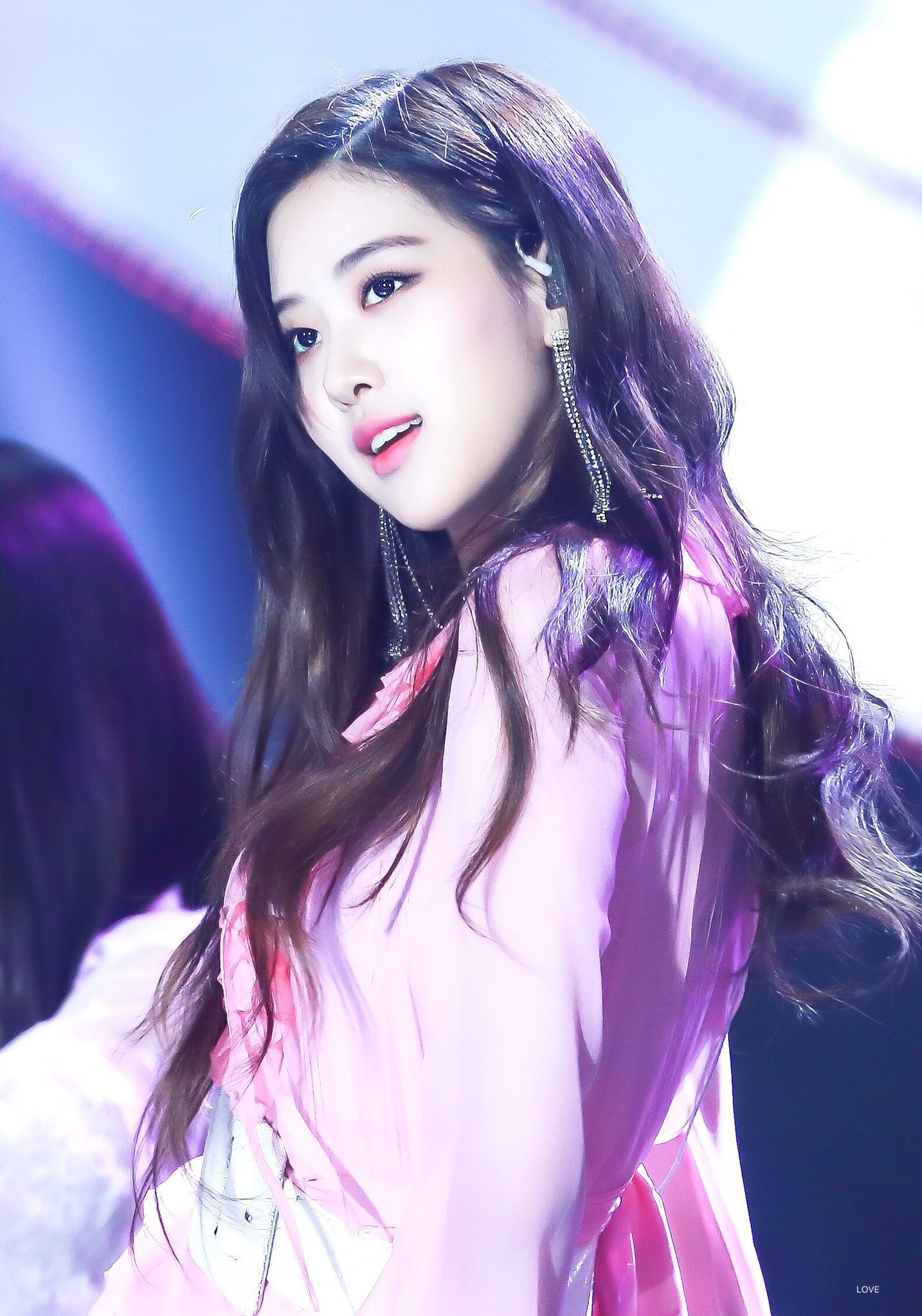 로제 흑발 처음 하고 나타났을때.jpgif | 인스티즈